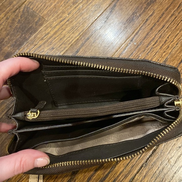 Michael Kors wristlet - Picture 4 of 8